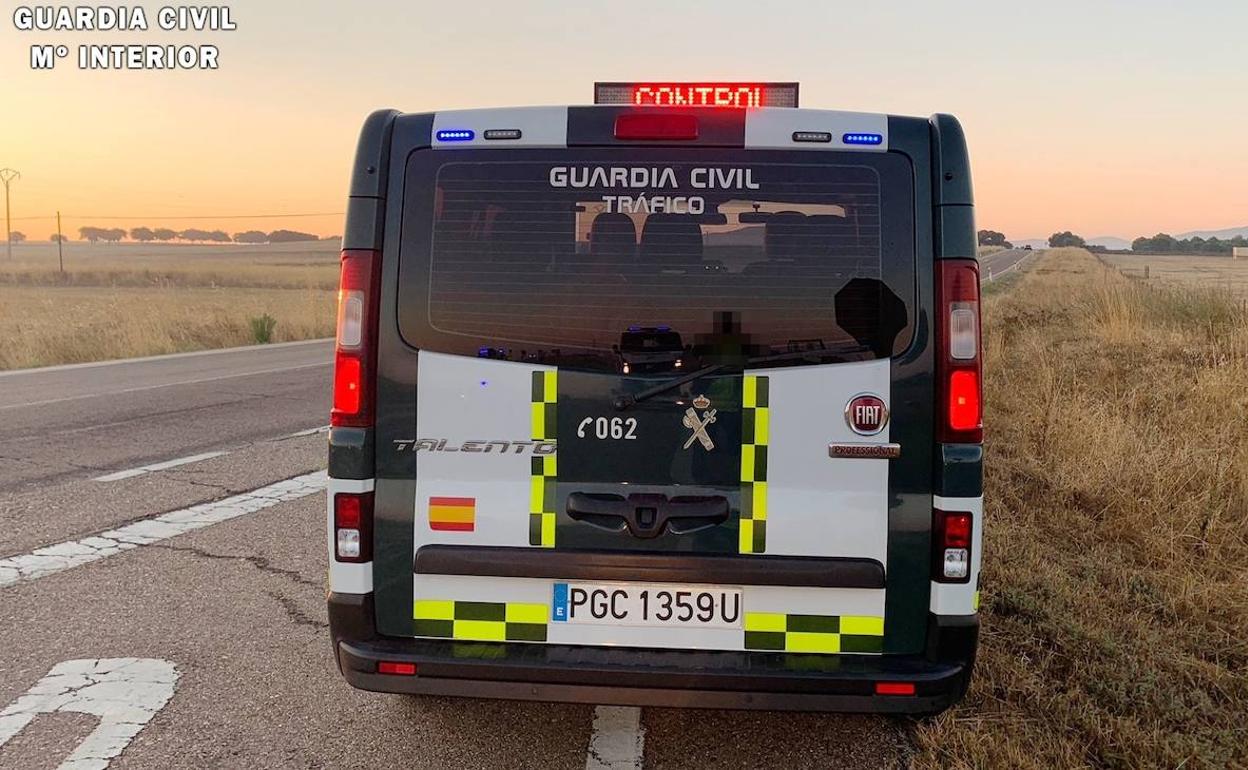 Detenidos dos jóvenes de Navalmoral por tráfico de drogas tras intentar desprenderse de ellas en un control de la Guardia Civil