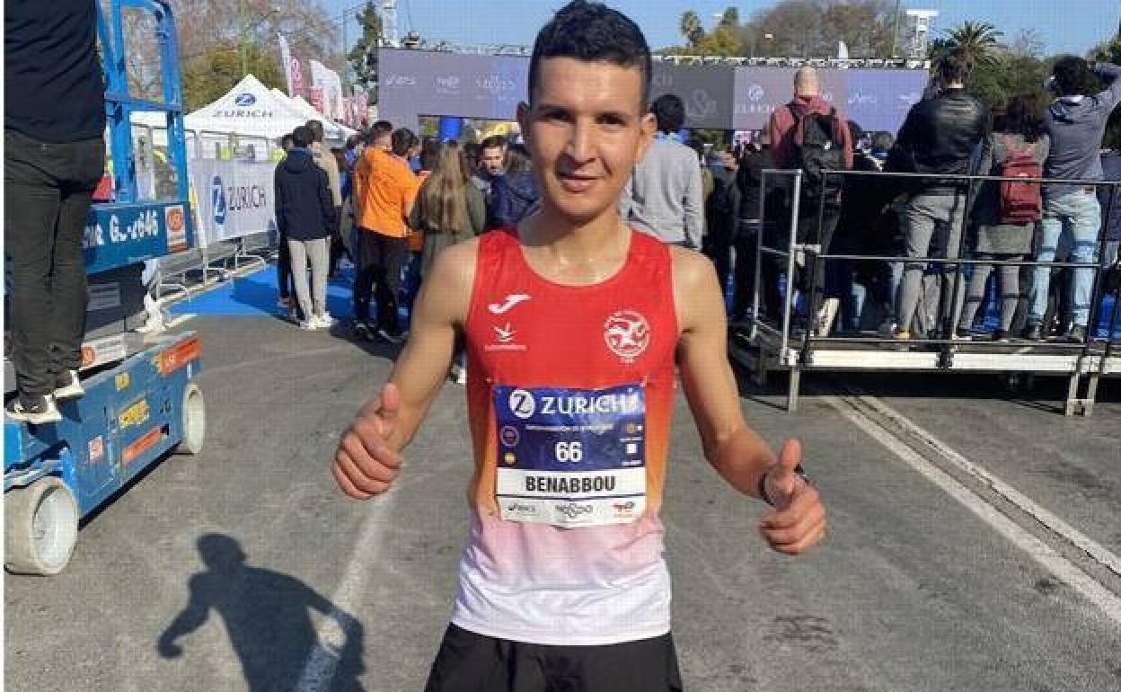 Houssame Benabbou tras completar la Maratón de Sevilla donde consiguió la mínima europea el pasado mes de febrero. 