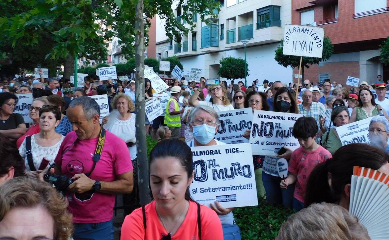 Multitudinaria manifestación para pedir el soterramiento del tren