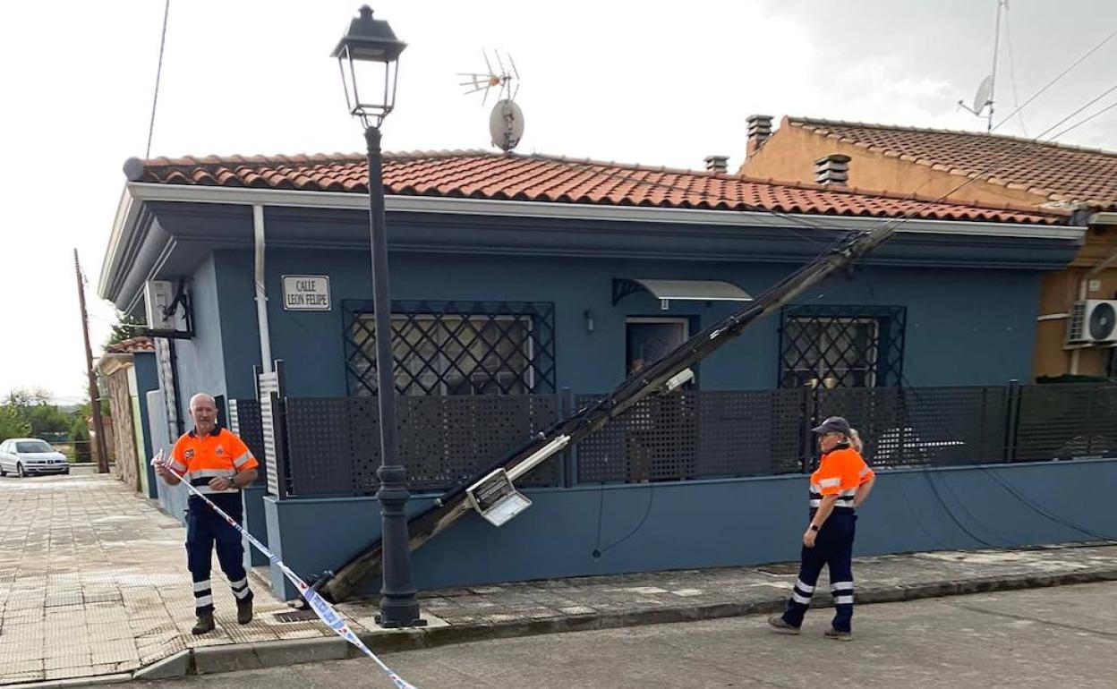 La tormenta provoca destrozos en varias zonas del casco urbano
