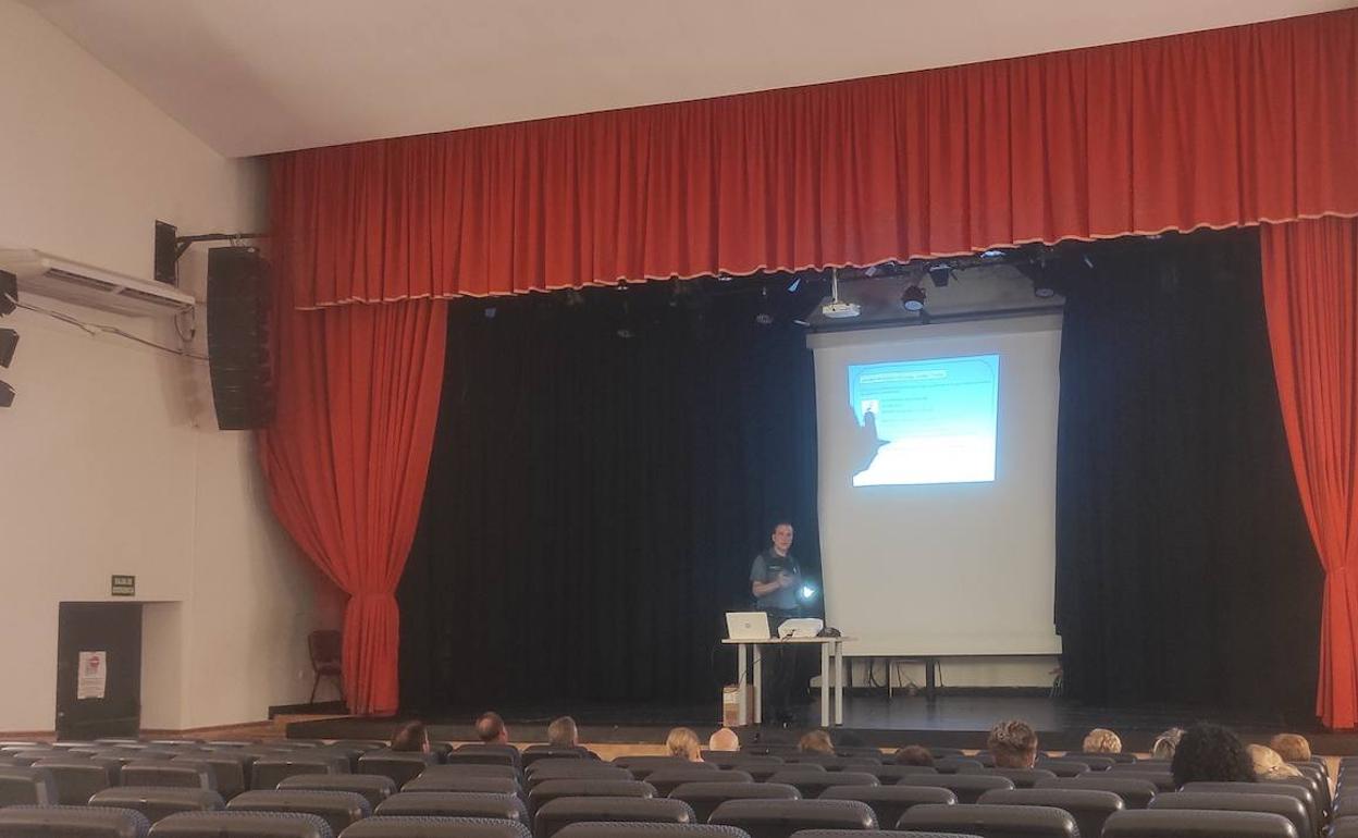 La Guardia Civil de Talayuela organiza varias charlas para alertar a la población contra las estafas online