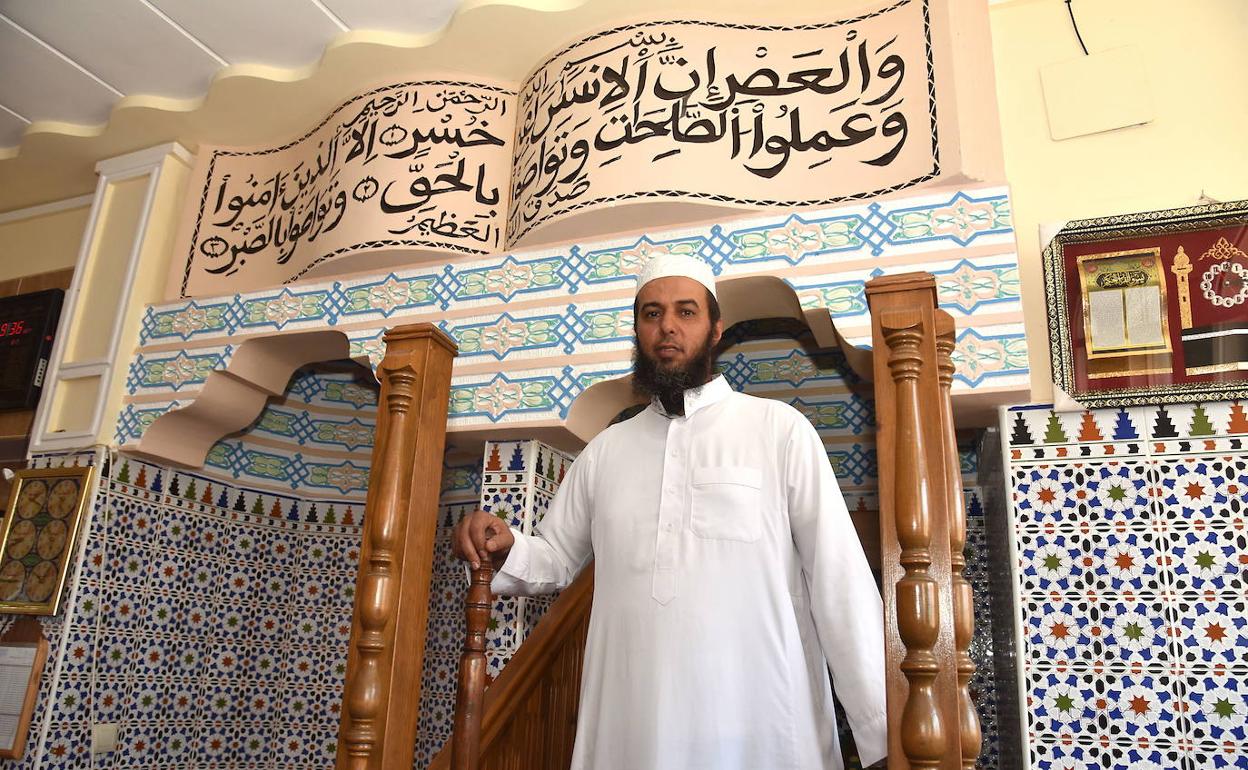 Yahya Benaouda en el interior de la mezquita de Talayuela en 2017