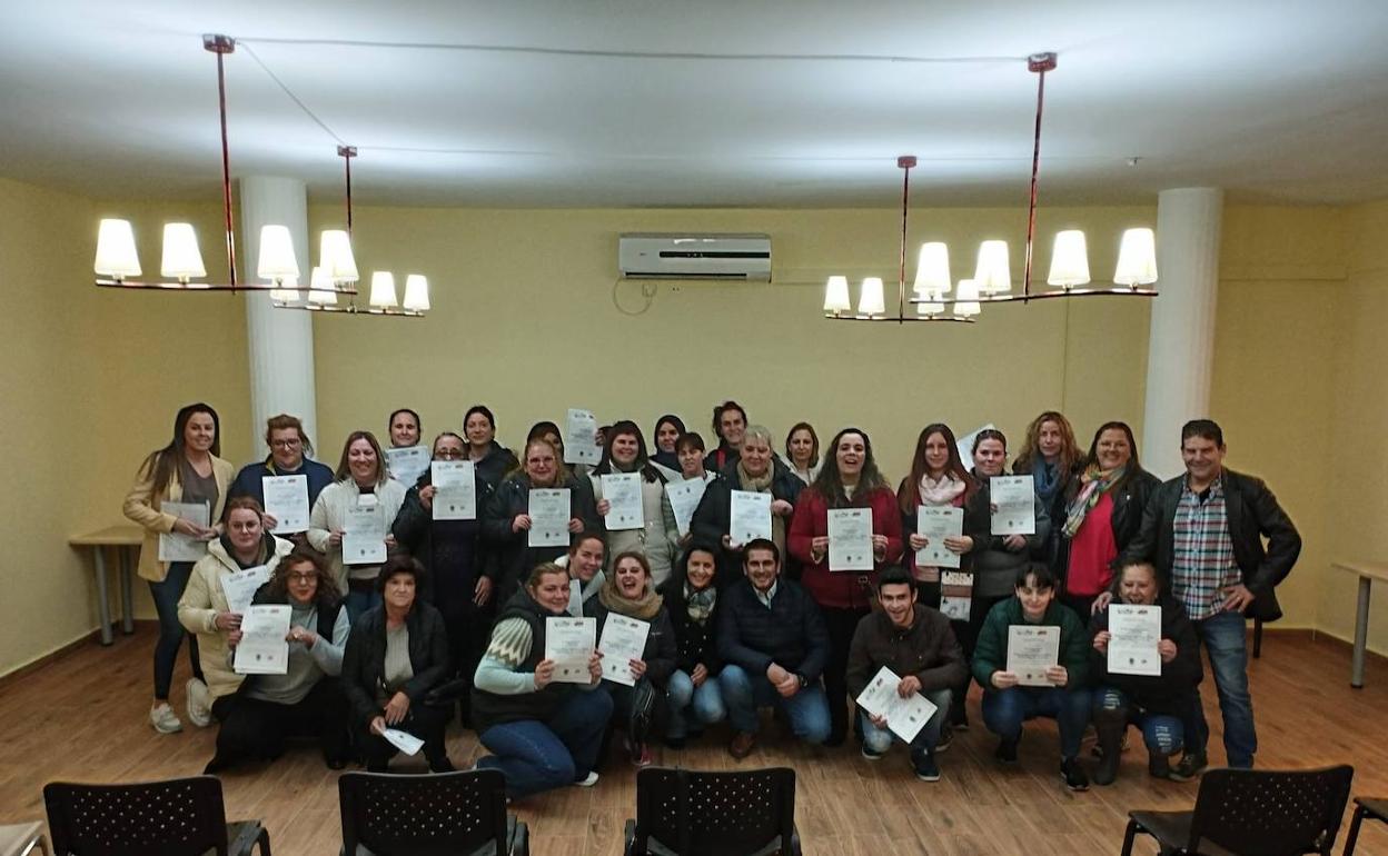 30 personas se forman en Auxiliar de limpieza de mobiliario en edificios, oficinas y viaria
