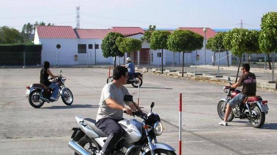 Las autoescuelas siguen esperando mejoras para realizar los exámenes