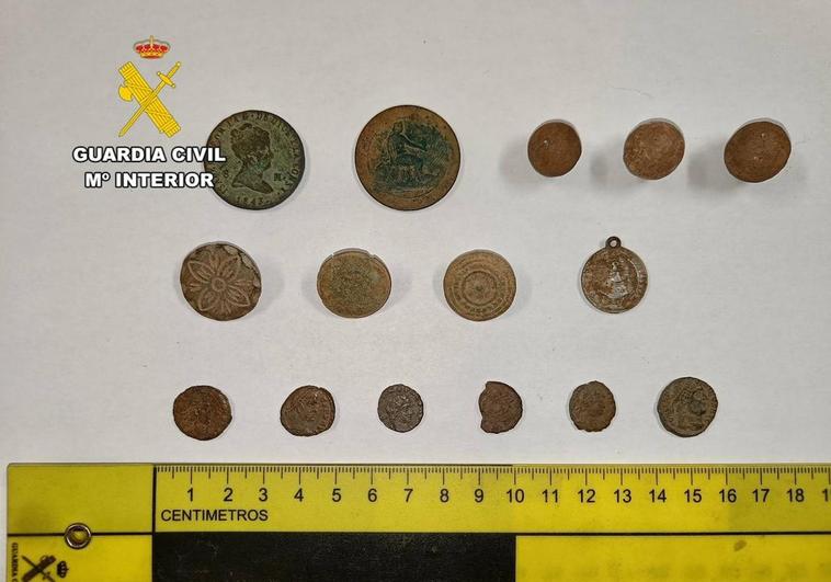La Guardia Civil interviene monedas y otras piezas antiguas, además de un detector de metales, en el asentamiento arqueológico de Romangordo