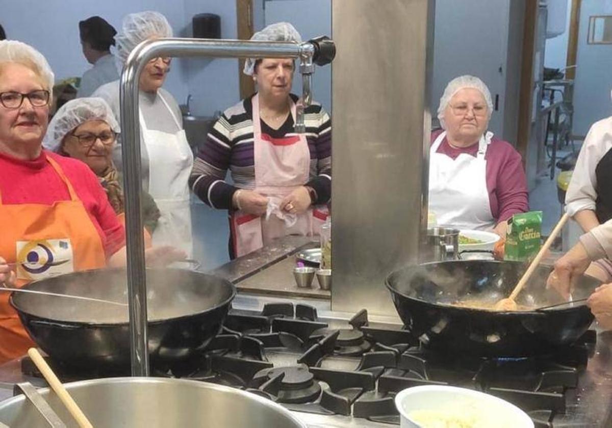 Mayores del programa intergeneracional, al mando de los fogones