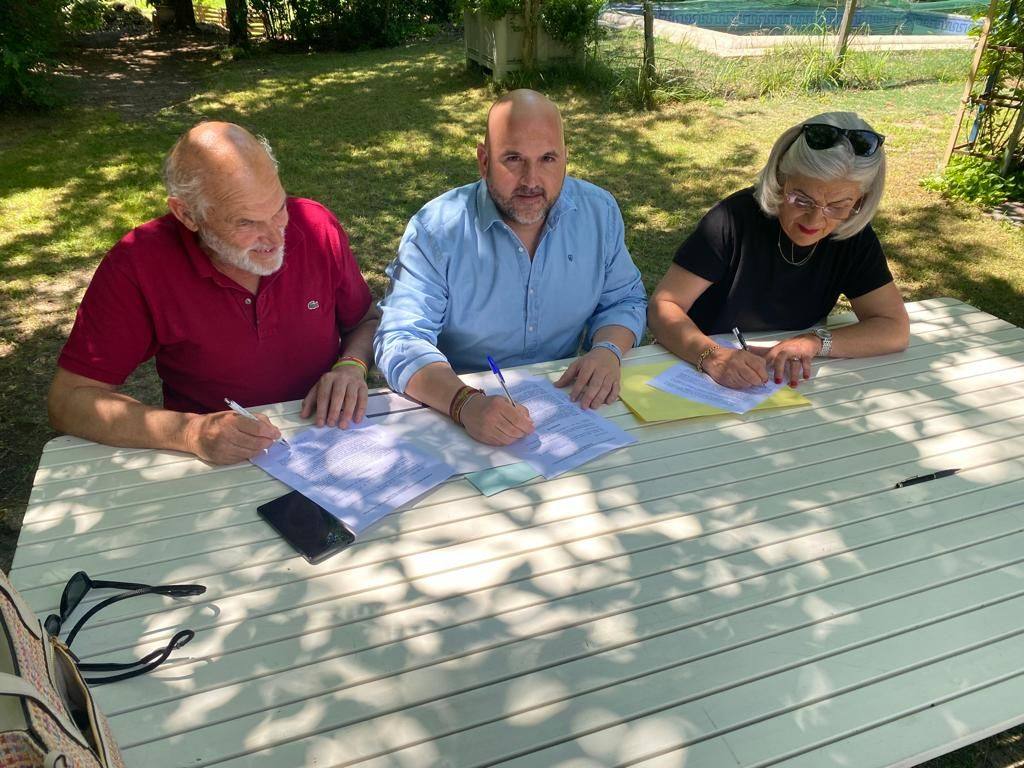 Roberto Baños en el centro junto a Soledad Castellano y José Antonio Domínguez, durante la firma del acuerdo de coalición.