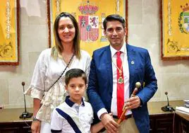 Ismael Bravo junto a su familia en el momento en que fue investido alcalde hace 4 años.