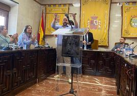 Roberto Baños sosteniendo el bastón de mando tras su investidura.