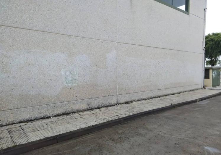 Imagen principal - Arriba, pared limpia. Debajo, como se encontraba antes. 