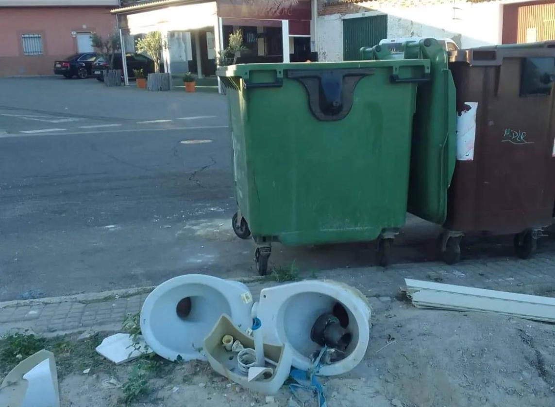 El Ayuntamiento recoge los enseres y mobiliario que se encontraban en varios puntos de la localidad
