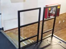 Nuevas barandillas en las escaleras del escenario de la Casa de Cultura.