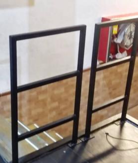 Imagen secundaria 2 - Colocadas unas barandillas de apoyo en las escaleras de la Casa de Cultura