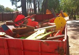 Algunos de los aparatajes infantiles retirados de los parques.