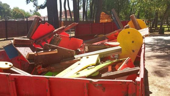 El Ayuntamiento retira los aparatajes de los parques infantiles para sustituirlos por otros nuevos