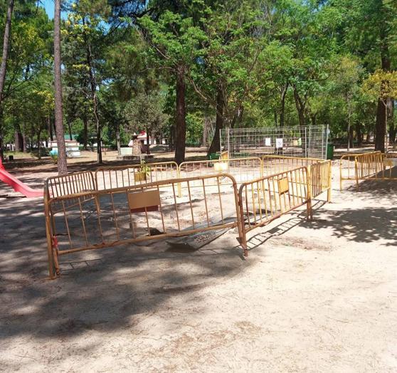 Imagen principal - El Ayuntamiento retira los aparatajes de los parques infantiles para sustituirlos por otros nuevos