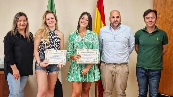 Victoria Paniagua y Emma Sánchez reciben el premio a la Excelencia Académica