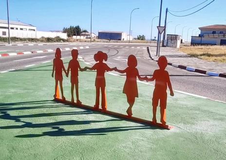 Imagen secundaria 1 - El Ayuntamiento acondiciona la rotonda y entrada de Talayuela