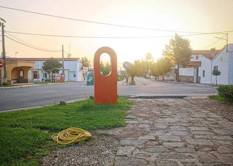 Imagen secundaria 1 - Barquilla de Pinares ya tiene su monolito que le identifica como 'Pueblo de Luz'