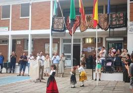 Acto de Izado de la bandera durante el Día de Extremadura.