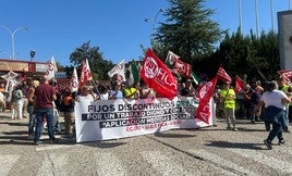 La plantilla de Cetarsa se concentra a las puertas de la fábrica