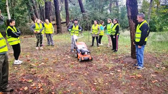 Alumnos de un curso de Jardinería acondicionan el parque natural