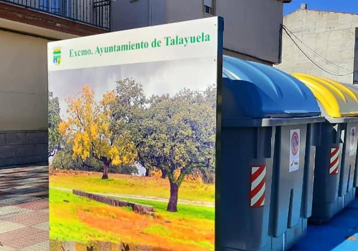 Unos grandes papeles con llamativas fotografías 'esconden' los contenedore