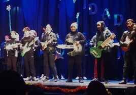 Escolares del colegio en plena actuación