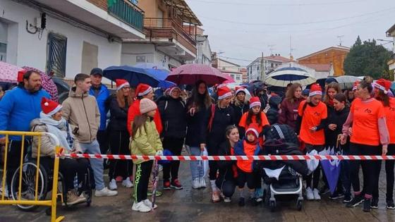 Los participantes en la VIII Marcha Solidaria desafían a la lluvia y el mal tiempo