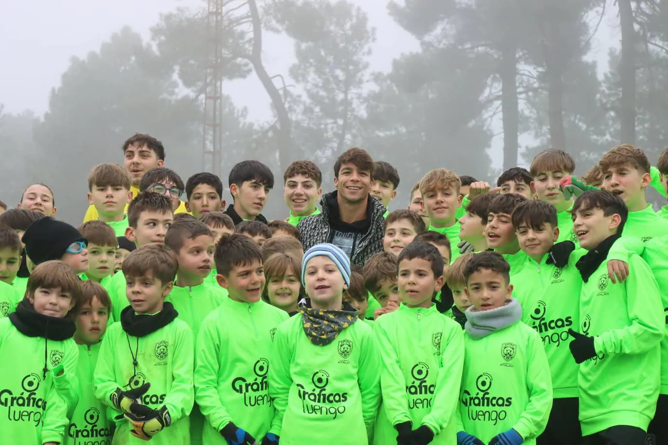 Óliver Torres rodeado de chavales