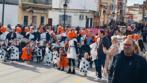 El Carnaval se despide con un animado desfile escolar y el entierro de la sardina