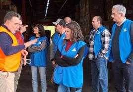 Irene de Miguel acompañada por técnicos de Cetarsa y miembros de la formación