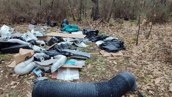 Encuentran un vertedero incontrolado en el pinar
