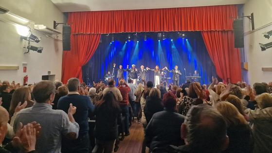 Mocedades conquista Talayuela con su espectáculo 'Avanzando hacia el futuro