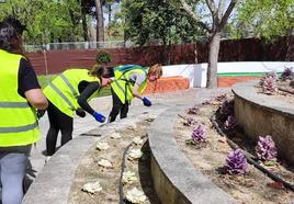 Los alumnos del curso de Auxiliar de Jardinería de realizan sus prácticas de campo