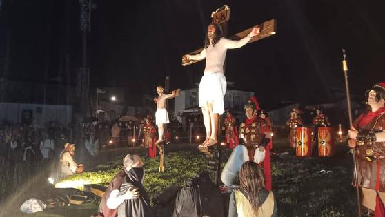 La Pasión Viviente se impone a la lluvia