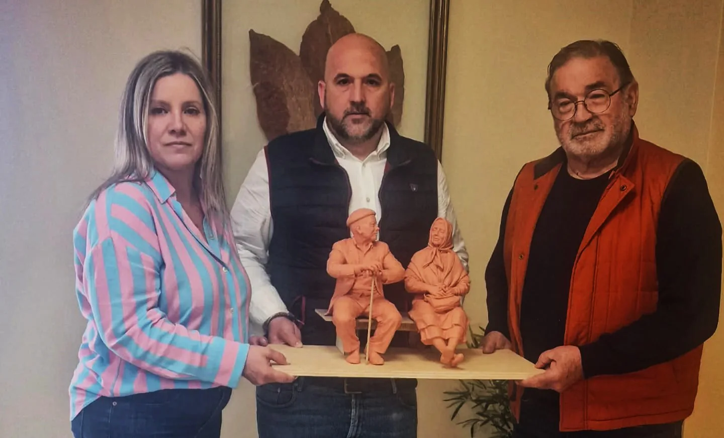 El escultor con el alcalde y la concejala de Cultura y Festejos