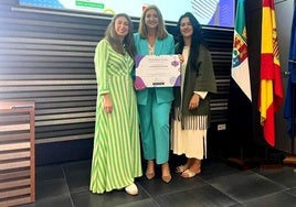 Entrega del galardón a las docentes del colegio talayuelano