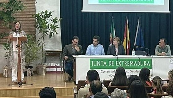 «Entre todos tenemos que mantener el cultivo del tabaco», dice la consejera de Agricultura