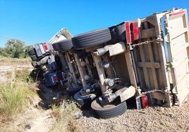 Así quedó el vehiculo que volcó cerca de la entrada a Talayuela