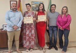 Las jóvenes con el alcalde, el director del instituto y la concejala de Educación