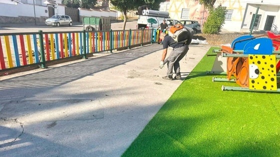 Los parques infantiles del casco urbano se siguen adecentando