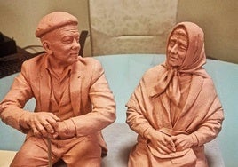 Se ha tallado una escultura en bronce de una pareja de abuelos