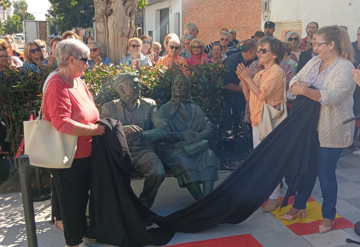 Aplausos tras descubrirse la escultura