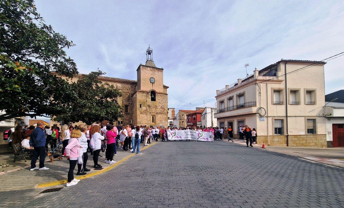 Talayuela se 'tiñe' de rosa