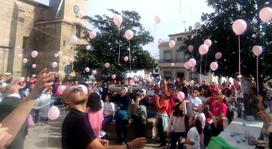 Talayuela se 'tiñe' de rosa