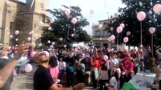 Talayuela se 'tiñe' de rosa