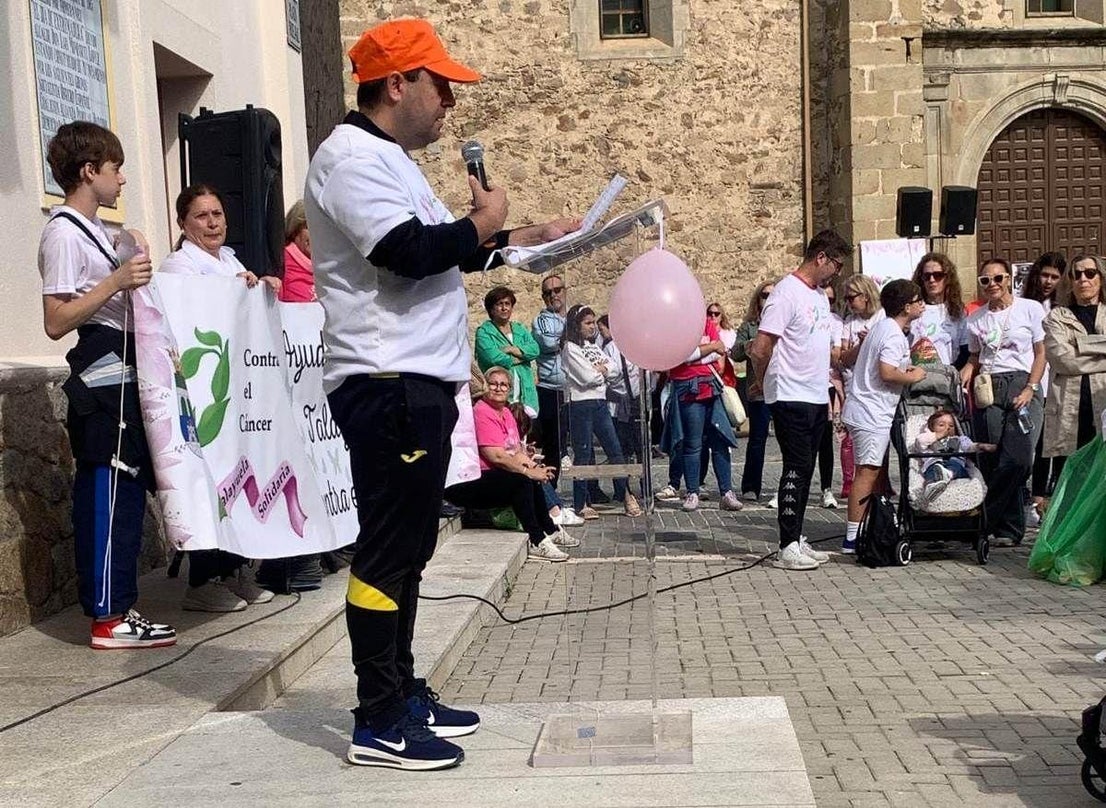 Talayuela se 'tiñe' de rosa