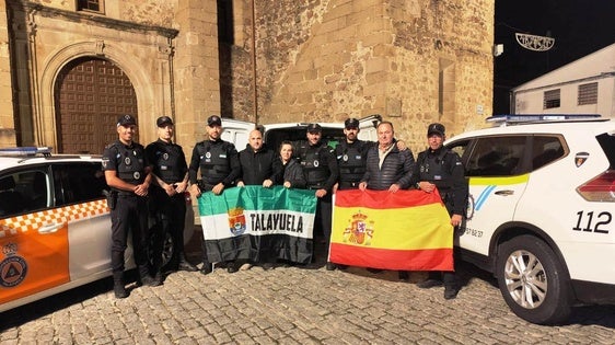 Varios agentes de la Policía y un operario municipal marchan a Valencia para ayudar a limpiar
