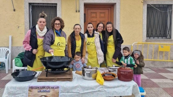 El tradicional concurso de migas dará ambiente a las calles el viernes festivo